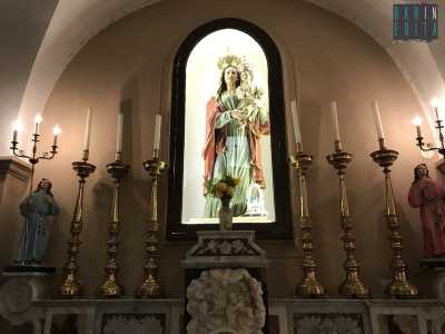 Rimaniamo sull'ala sinistra per soffermarci sul massiccio altare laterale settecentesco: costruito in marmo, sorregge lunghi candelabri dorati. Al di sopra di esso � posizionata, ben illuminata, la statua della Madonna del Pozzo